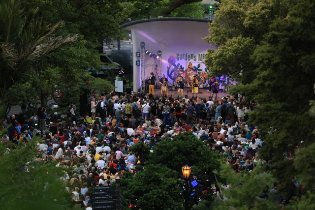 (260107) -- WELLINGTON, Jan. 7, 2026 (Xinhua) -- People watch performance at the annual Gardens Magic concert at Wellington Botanic Garden in Wellington, New Zealand, Jan. 6, 2026. (Photo by Meng Tao/Xinhua)