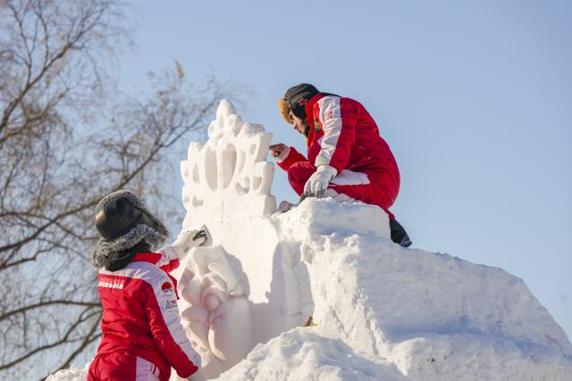(260107) -- HARBIN, Jan. 7, 2026 (Xinhua) -- Contestants work on a snow sculpture at the compound for the Sun Island International Snow Sculpture Art Expo in Harbin, northeast China's Heilongjiang Province, Jan. 7, 2026. The 28th Harbin international snow sculpture competition kicked off here on Tuesday, attracting 25 teams of snow sculptors from 13 countries. Various snow sculpture works have begun to take shape on Wednesday. (Xinhua/Wang Song)