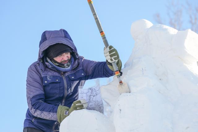 (260107) -- HARBIN, Jan. 7, 2026 (Xinhua) -- A contestant works on a snow sculpture at the compound for the Sun Island International Snow Sculpture Art Expo in Harbin, northeast China's Heilongjiang Province, Jan. 7, 2026. The 28th Harbin international snow sculpture competition kicked off here on Tuesday, attracting 25 teams of snow sculptors from 13 countries. Various snow sculpture works have begun to take shape on Wednesday. (Xinhua/Wang Song)