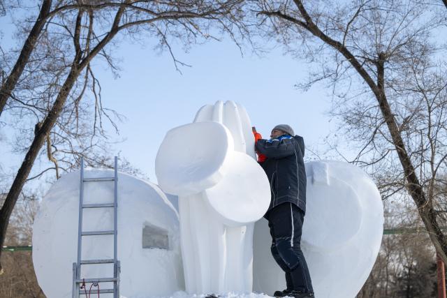 (260107) -- HARBIN, Jan. 7, 2026 (Xinhua) -- A contestant works on a snow sculpture at the compound for the Sun Island International Snow Sculpture Art Expo in Harbin, northeast China's Heilongjiang Province, Jan. 7, 2026. The 28th Harbin international snow sculpture competition kicked off here on Tuesday, attracting 25 teams of snow sculptors from 13 countries. Various snow sculpture works have begun to take shape on Wednesday. (Xinhua/Zhang Tao)
