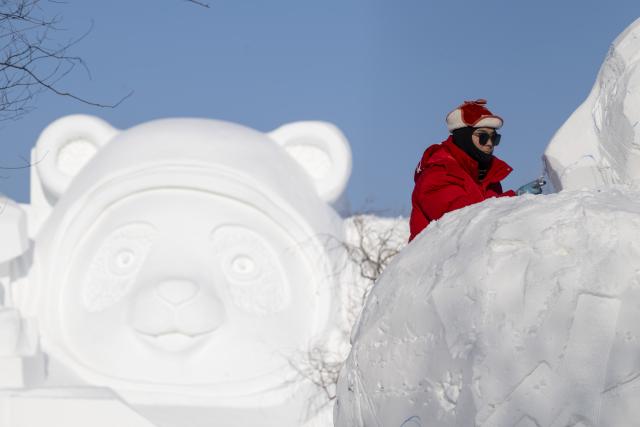 (260107) -- HARBIN, Jan. 7, 2026 (Xinhua) -- A contestant works on a snow sculpture at the compound for the Sun Island International Snow Sculpture Art Expo in Harbin, northeast China's Heilongjiang Province, Jan. 7, 2026. The 28th Harbin international snow sculpture competition kicked off here on Tuesday, attracting 25 teams of snow sculptors from 13 countries. Various snow sculpture works have begun to take shape on Wednesday. (Xinhua/Zhang Tao)
