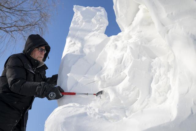 (260107) -- HARBIN, Jan. 7, 2026 (Xinhua) -- A contestant works on a snow sculpture at the compound for the Sun Island International Snow Sculpture Art Expo in Harbin, northeast China's Heilongjiang Province, Jan. 7, 2026. The 28th Harbin international snow sculpture competition kicked off here on Tuesday, attracting 25 teams of snow sculptors from 13 countries. Various snow sculpture works have begun to take shape on Wednesday. (Xinhua/Zhang Tao)