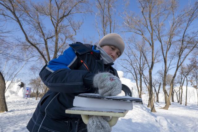 (260107) -- HARBIN, Jan. 7, 2026 (Xinhua) -- A contestant works on a snow sculpture at the compound for the Sun Island International Snow Sculpture Art Expo in Harbin, northeast China's Heilongjiang Province, Jan. 7, 2026. The 28th Harbin international snow sculpture competition kicked off here on Tuesday, attracting 25 teams of snow sculptors from 13 countries. Various snow sculpture works have begun to take shape on Wednesday. (Xinhua/Zhang Tao)