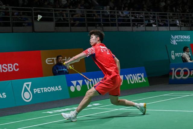 (260107) -- KUALA LUMPUR, Jan. 7, 2026 (Xinhua) - Weng Hongyang of China hits a return during the men's singles round of 32 match against Watanabe Koki of Japan at the Malaysia Open 2026 badminton tournament in Kuala Lumpur, Malaysia, Jan. 7, 2026. (Photo by Chong Voon Chung/Xinhua)