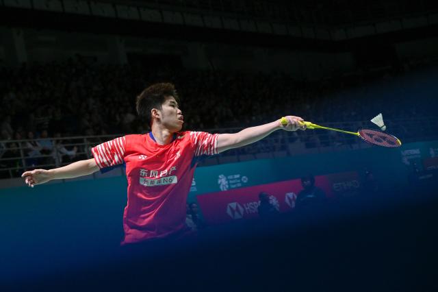 (260107) -- KUALA LUMPUR, Jan. 7, 2026 (Xinhua) - Weng Hongyang of China hits a return during the men's singles round of 32 match against Watanabe Koki of Japan at the Malaysia Open 2026 badminton tournament in Kuala Lumpur, Malaysia, Jan. 7, 2026. (Photo by Chong Voon Chung/Xinhua)