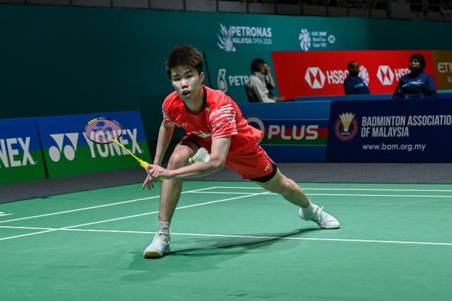 (260107) -- KUALA LUMPUR, Jan. 7, 2026 (Xinhua) - Weng Hongyang of China hits a return during the men's singles round of 32 match against Watanabe Koki of Japan at the Malaysia Open 2026 badminton tournament in Kuala Lumpur, Malaysia, Jan. 7, 2026. (Photo by Chong Voon Chung/Xinhua)