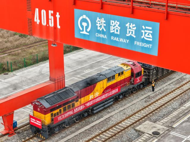 (260107) -- CHONGQING, Jan. 7, 2026 (Xinhua) -- An aerial drone photo taken on Jan. 7, 2026 shows a freight train loaded with Chongqing-manufactured new energy vehicles waiting for departure at Yuzui Station of Guoyuan Port in Chongqing, southwest China. Departing on Wednesday, this freight train is expected to arrive at Nansha Port in south China's Guangzhou City after 48 hours and then be transferred to a vessel bound for the Middle East.
  As a major vehicle manufacturing base, Chongqing has stably operated eastbound and southbound rail-sea intermodal freight trains via Ningbo, east China's Zhejiang Province and Qinzhou, south China's Guangxi Zhuang Autonomous Region. (Xinhua/Tang Yi)