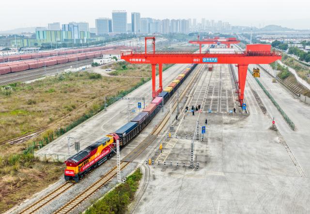 (260107) -- CHONGQING, Jan. 7, 2026 (Xinhua) -- An aerial drone photo taken on Jan. 7, 2026 shows a freight train loaded with Chongqing-manufactured new energy vehicles departing from Yuzui Station at Guoyuan Port in Chongqing, southwest China. Departing on Wednesday, this freight train is expected to arrive at Nansha Port in south China's Guangzhou City after 48 hours and then be transferred to a vessel bound for the Middle East.
  As a major vehicle manufacturing base, Chongqing has stably operated eastbound and southbound rail-sea intermodal freight trains via Ningbo, east China's Zhejiang Province and Qinzhou, south China's Guangxi Zhuang Autonomous Region. (Xinhua/Tang Yi)