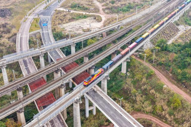 (260107) -- CHONGQING, Jan. 7, 2026 (Xinhua) -- An aerial drone photo taken on Jan. 7, 2026 shows a freight train loaded with Chongqing-manufactured new energy vehicles departing from Yuzui Station at Guoyuan Port in Chongqing, southwest China. Departing on Wednesday, this freight train is expected to arrive at Nansha Port in south China's Guangzhou City after 48 hours and then be transferred to a vessel bound for the Middle East.
  As a major vehicle manufacturing base, Chongqing has stably operated eastbound and southbound rail-sea intermodal freight trains via Ningbo, east China's Zhejiang Province and Qinzhou, south China's Guangxi Zhuang Autonomous Region. (Xinhua/Tang Yi)