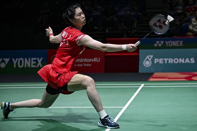 (260107) -- KUALA LUMPUR, Jan. 7, 2026 (Xinhua) -- Gao Fangjie competes during the women's singles round of 32 match between Gunji Riko of Japan and Gao Fangjie of China at the Malaysia Open 2026 badminton tournament in Kuala Lumpur, Malaysia, Jan. 7, 2026. (Xinhua/Cheng Yiheng)