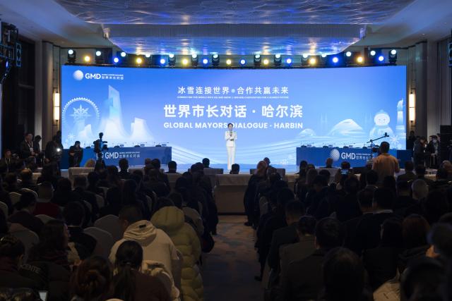(260107) -- HARBIN, Jan. 7, 2026 (Xinhua) -- This photo taken on Jan. 7, 2026 shows a scene of the main dialogue session of the "Global Mayors Dialogue in Harbin" in Harbin, northeast China's Heilongjiang Province. (Xinhua/Zhang Tao)