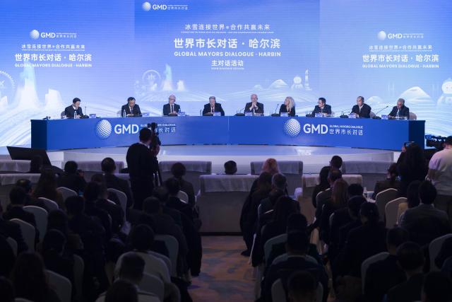 (260107) -- HARBIN, Jan. 7, 2026 (Xinhua) -- Representatives attend the main dialogue session of the "Global Mayors Dialogue in Harbin" in Harbin, northeast China's Heilongjiang Province, Jan. 7, 2026. (Xinhua/Zhang Tao)