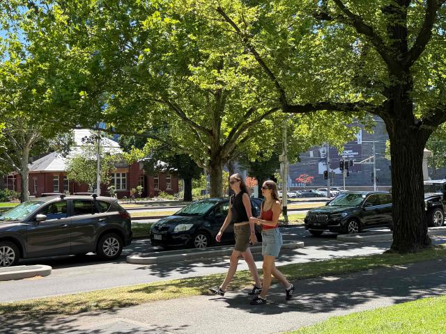 (260107) -- MELBOURNE, Jan. 7, 2026 (Xinhua) -- This photo taken with a mobile phone shows people walking along St. Kilda road in Melbourne, Australia on Jan. 7, 2026. TO GO WITH "Heatwave sweeps S. Australia, triggering bushfire alerts" (Xinhua/Xu Haijing)