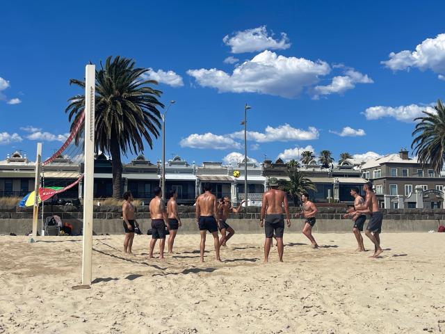 (260107) -- MELBOURNE, Jan. 7, 2026 (Xinhua) -- This photo taken with a mobile phone shows a group of young men playing a ball game at South Melbourne beach in Melbourne, Australia on Jan. 7, 2026. TO GO WITH "Heatwave sweeps S. Australia, triggering bushfire alerts" (Xinhua/Xu Haijing)