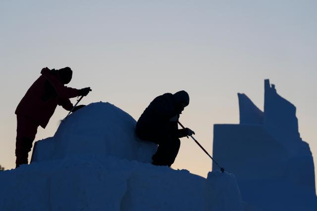 (260107) -- HARBIN, Jan. 7, 2026 (Xinhua) -- Contestants work on a snow sculpture at the compound for the Sun Island International Snow Sculpture Art Expo in Harbin, northeast China's Heilongjiang Province, Jan. 7, 2026. The 28th Harbin international snow sculpture competition kicked off here on Tuesday, attracting 25 teams of snow sculptors from 13 countries. Various snow sculpture works have begun to take shape on Wednesday. (Xinhua/Wang Jianwei)