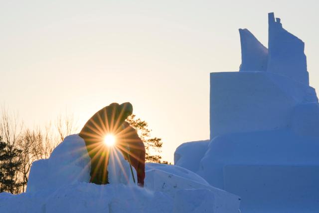 (260107) -- HARBIN, Jan. 7, 2026 (Xinhua) -- Contestants work on a snow sculpture at the compound for the Sun Island International Snow Sculpture Art Expo in Harbin, northeast China's Heilongjiang Province, Jan. 7, 2026. The 28th Harbin international snow sculpture competition kicked off here on Tuesday, attracting 25 teams of snow sculptors from 13 countries. Various snow sculpture works have begun to take shape on Wednesday. (Xinhua/Wang Jianwei)