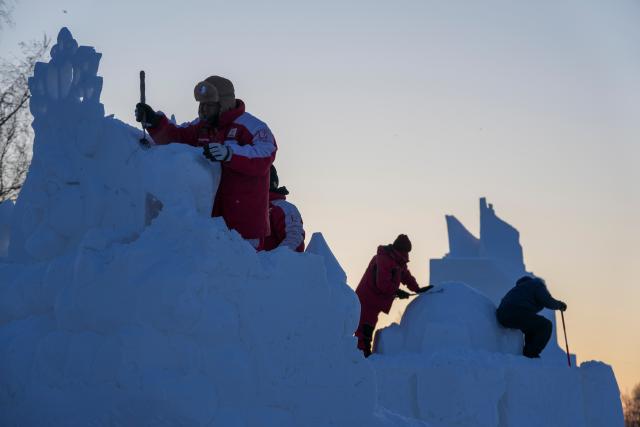 (260107) -- HARBIN, Jan. 7, 2026 (Xinhua) -- Contestants work on a snow sculpture at the compound for the Sun Island International Snow Sculpture Art Expo in Harbin, northeast China's Heilongjiang Province, Jan. 7, 2026. The 28th Harbin international snow sculpture competition kicked off here on Tuesday, attracting 25 teams of snow sculptors from 13 countries. Various snow sculpture works have begun to take shape on Wednesday. (Xinhua/Wang Jianwei)
