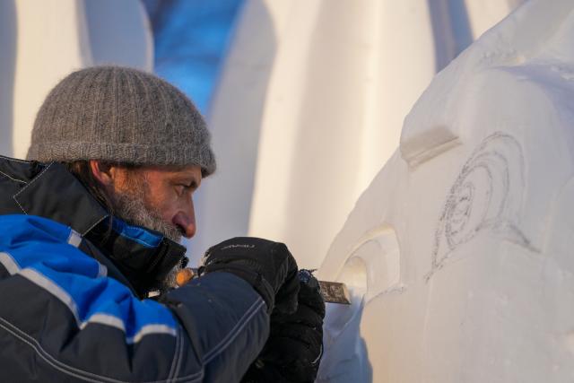 (260107) -- HARBIN, Jan. 7, 2026 (Xinhua) -- A contestant works on a snow sculpture at the compound for the Sun Island International Snow Sculpture Art Expo in Harbin, northeast China's Heilongjiang Province, Jan. 7, 2026. The 28th Harbin international snow sculpture competition kicked off here on Tuesday, attracting 25 teams of snow sculptors from 13 countries. Various snow sculpture works have begun to take shape on Wednesday. (Xinhua/Wang Jianwei)