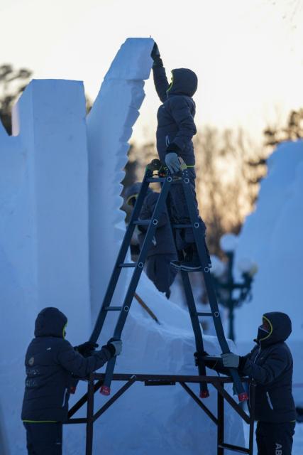 (260107) -- HARBIN, Jan. 7, 2026 (Xinhua) -- Contestants work on a snow sculpture at the compound for the Sun Island International Snow Sculpture Art Expo in Harbin, northeast China's Heilongjiang Province, Jan. 7, 2026. The 28th Harbin international snow sculpture competition kicked off here on Tuesday, attracting 25 teams of snow sculptors from 13 countries. Various snow sculpture works have begun to take shape on Wednesday. (Xinhua/Wang Jianwei)