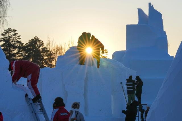 (260107) -- HARBIN, Jan. 7, 2026 (Xinhua) -- Contestants work on a snow sculpture at the compound for the Sun Island International Snow Sculpture Art Expo in Harbin, northeast China's Heilongjiang Province, Jan. 7, 2026. The 28th Harbin international snow sculpture competition kicked off here on Tuesday, attracting 25 teams of snow sculptors from 13 countries. Various snow sculpture works have begun to take shape on Wednesday. (Xinhua/Wang Jianwei)