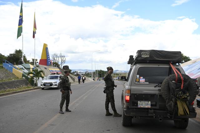 (260107) -- PACARAIMA, Jan. 7, 2026 (Xinhua) -- Brazilian army soldiers inspect a vehicle near the border between Brazil and Venezuela in Pacaraima, Roraima, Brazil, Jan. 6, 2026. (Photo by Lucio Tavora/Xinhua)
