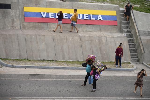 (260107) -- PACARAIMA, Jan. 7, 2026 (Xinhua) -- In this photo taken in Pacaraima, Roraima, Brazil, people are seen near the border between Brazil and Venezuela on Jan. 6, 2026. (Photo by Lucio Tavora/Xinhua)