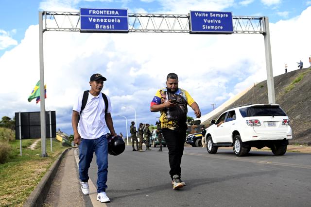 (260107) -- PACARAIMA, Jan. 7, 2026 (Xinhua) -- Venezuelan migrants arrive in Pacaraima, Roraima, Brazil after crossing the border between Brazil and Venezuela on Jan. 6, 2026. (Photo by Lucio Tavora/Xinhua)