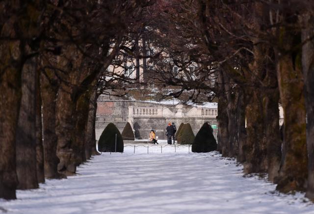 (260107) -- SALZBURG, Jan. 7, 2026 (Xinhua) -- People visit the Mirabell Palace & Garden in Salzburg, Austria, Jan. 7, 2026. An Arctic blast has brought heavy snow and widespread ice across Europe, disrupting travel and public services across large parts of the continent. (Xinhua/He Canling)