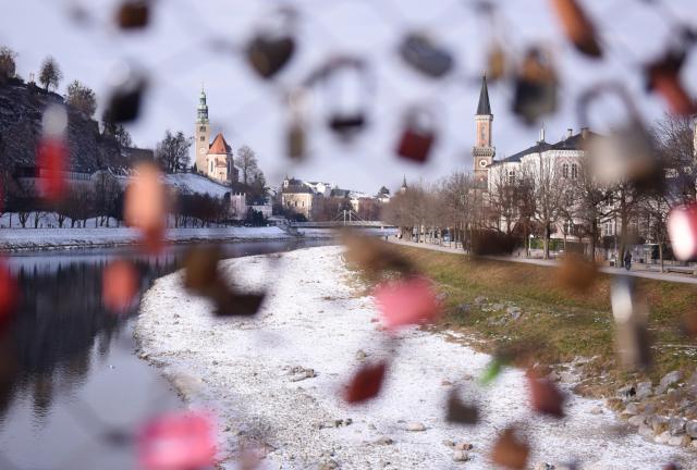 (260107) -- SALZBURG, Jan. 7, 2026 (Xinhua) -- This photo taken on Jan. 7, 2026 shows a snow view in Salzburg, Austria. An Arctic blast has brought heavy snow and widespread ice across Europe, disrupting travel and public services across large parts of the continent. (Xinhua/He Canling)