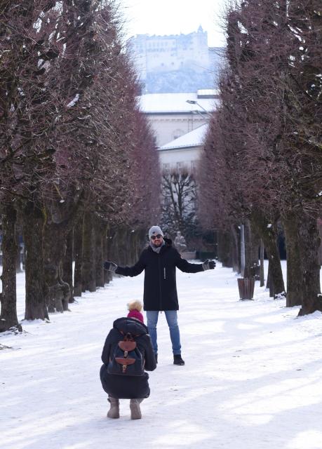 (260107) -- SALZBURG, Jan. 7, 2026 (Xinhua) -- A man poses for a photo at the Mirabell Palace & Garden in Salzburg, Austria, Jan. 7, 2026. An Arctic blast has brought heavy snow and widespread ice across Europe, disrupting travel and public services across large parts of the continent. (Xinhua/He Canling)