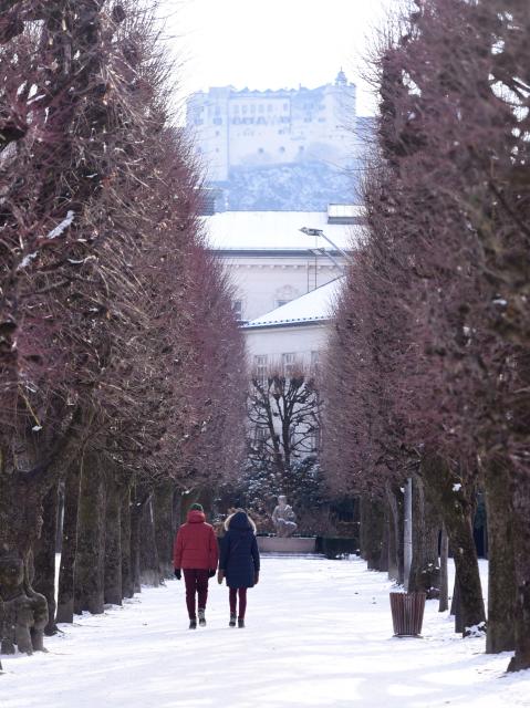 (260107) -- SALZBURG, Jan. 7, 2026 (Xinhua) -- People walk at the Mirabell Palace & Garden in Salzburg, Austria, Jan. 7, 2026. An Arctic blast has brought heavy snow and widespread ice across Europe, disrupting travel and public services across large parts of the continent. (Xinhua/He Canling)