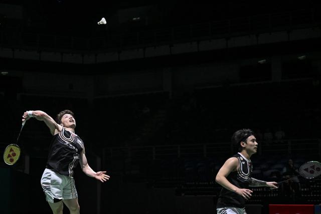 (260107) -- KUALA LUMPUR, Jan. 7, 2026 (Xinhua) -- Liu Kuang Heng (L)/Yang Po Han of Chinese Taipei compete during the men's doubles round of 32 match against Chen Xujun/Liu Yang of China at the Malaysia Open 2026 badminton tournament in Kuala Lumpur, Malaysia, Jan. 7, 2026. (Xinhua/Cheng Yiheng)