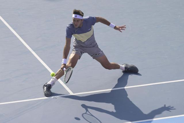 (260107) -- HONG KONG, Jan. 7, 2026 (Xinhua) -- Tomas Martin Etcheverry competes during the men's singles 2nd round match between Tomas Martin Etcheverry of Argentina and Lorenzo Musetti of Italy at the ATP Hong Kong Open tennis tournament in Hong Kong, China, Jan. 7, 2026. (Xinhua/Lo Ping Fai)