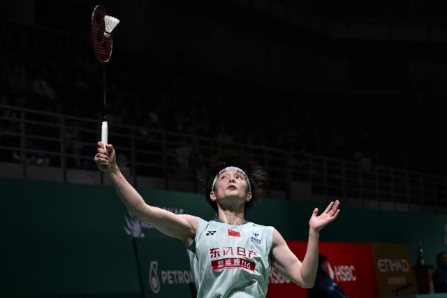 (260107) -- KUALA LUMPUR, Jan. 7, 2026 (Xinhua) -- Wang Zhiyi of China hits a return during the women's singles round of 32 match against Kirsty Gilmour of Scotland at the Malaysia Open 2026 badminton tournament in Kuala Lumpur, Malaysia, Jan. 7, 2026. (Xinhua/Cheng Yiheng)