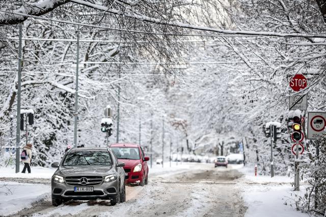 (260107) -- BUDAPEST, Jan. 7, 2026 (Xinhua) -- Cars drive in the snow in Budapest, Hungary on Jan. 7, 2026. (Photo by David Balogh/Xinhua)