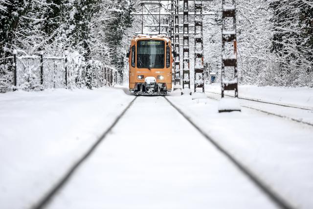 (260107) -- BUDAPEST, Jan. 7, 2026 (Xinhua) -- This photo taken on Jan. 7, 2026 shows a tram driving in the snow in Budapest, Hungary. (Photo by David Balogh/Xinhua)