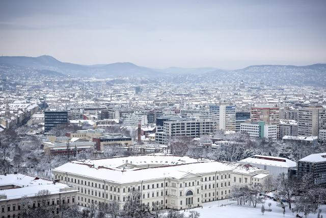 (260107) -- BUDAPEST, Jan. 7, 2026 (Xinhua) -- This photo taken on Jan. 7, 2026 shows a snow-covered landscape in Budapest, Hungary. (Photo by David Balogh/Xinhua)