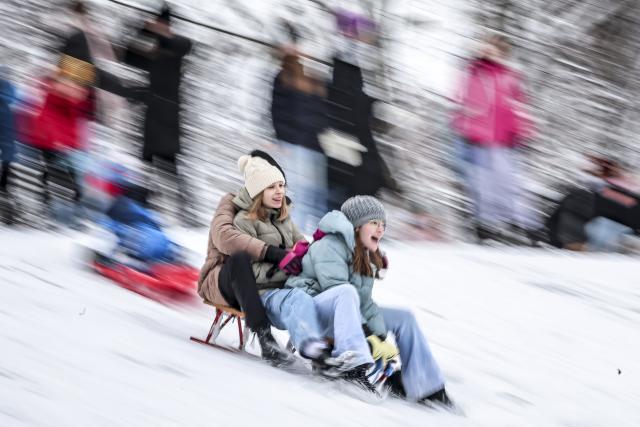 (260107) -- BUDAPEST, Jan. 7, 2026 (Xinhua) -- Children play in the snow in Budapest, Hungary on Jan. 7, 2026. (Photo by David Balogh/Xinhua)