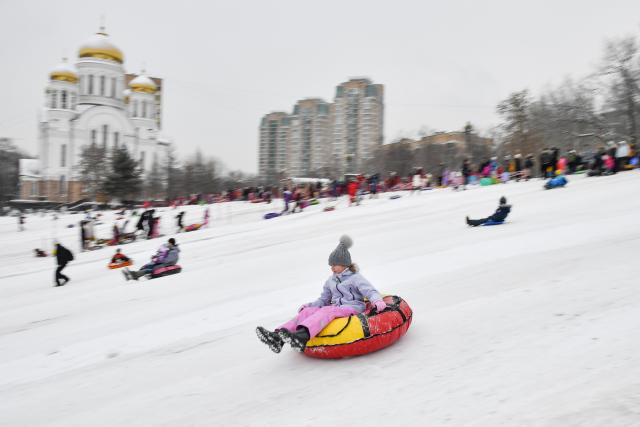 (260107) -- MOSCOW, Jan. 7, 2026 (Xinhua) -- People enjoy sledding in the snow at a park in Moscow, Russia, on Jan. 7, 2026. (Photo by Alexander Zemlianichenko Jr/Xinhua)