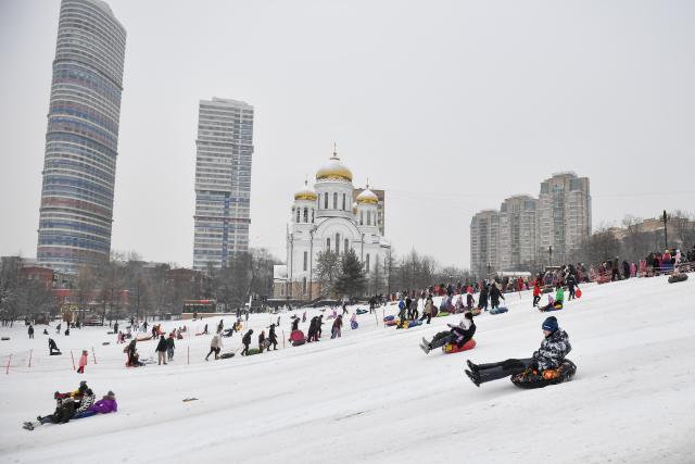 (260107) -- MOSCOW, Jan. 7, 2026 (Xinhua) -- People enjoy sledding in the snow at a park in Moscow, Russia, on Jan. 7, 2026. (Photo by Alexander Zemlianichenko Jr/Xinhua)