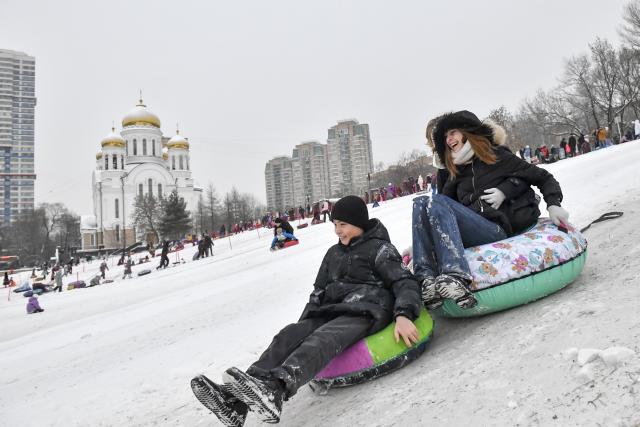 (260107) -- MOSCOW, Jan. 7, 2026 (Xinhua) -- People enjoy sledding in the snow at a park in Moscow, Russia, on Jan. 7, 2026. (Photo by Alexander Zemlianichenko Jr/Xinhua)