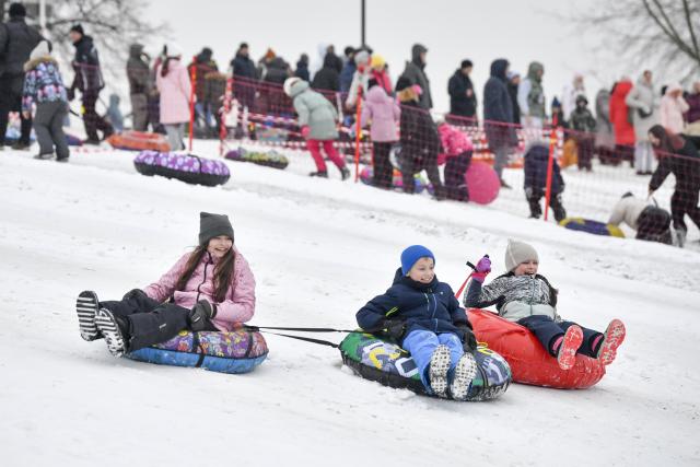 (260107) -- MOSCOW, Jan. 7, 2026 (Xinhua) -- People enjoy sledding in the snow at a park in Moscow, Russia, on Jan. 7, 2026. (Photo by Alexander Zemlianichenko Jr/Xinhua)