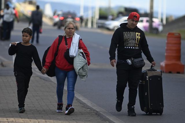 (260107) -- PACARAIMA, Jan. 7, 2026 (Xinhua) -- Poeple arrive in Pacaraima, Roraima, Brazil after crossing the border between Brazil and Venezuela, Jan. 7, 2026. (Photo by Lucio Tavora/Xinhua)