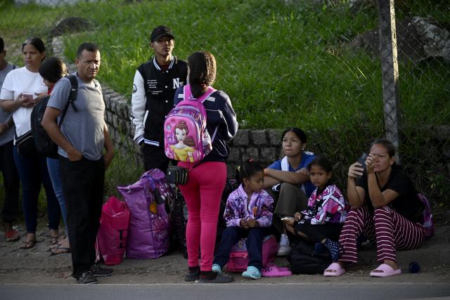 (260107) -- PACARAIMA, Jan. 7, 2026 (Xinhua) -- Poeple await documentation to enter Brazil at a checkpoint in Pacaraima, Roraima, Brazil, Jan. 7, 2026. (Photo by Lucio Tavora/Xinhua)