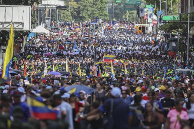(260107) -- CARACAS, Jan. 7, 2026 (Xinhua) -- People attend a rally in support of President Nicolas Maduro in Caracas, Venezuela, Jan. 6, 2026. (Str/Xinhua)