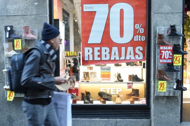 (260107) -- MADRID, Jan. 7, 2026 (Xinhua) -- A man walks past a sale sign in Madrid, Spain, on Jan. 7, 2026. (Photo by Gustavo Valiente/Xinhua)