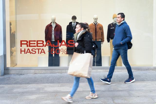 (260107) -- MADRID, Jan. 7, 2026 (Xinhua) -- People walk past a sale sign in Madrid, Spain, on Jan. 7, 2026. (Photo by Gustavo Valiente/Xinhua)