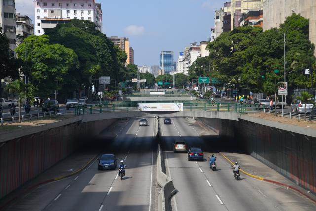(260107) -- CARACAS, Jan. 7, 2026 (Xinhua) -- Vehicles run at a street in Caracas, Venezuela, Jan.7, 2026. (Photo by Marcos Salgado/Xinhua)