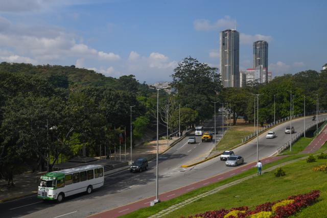 (260107) -- CARACAS, Jan. 7, 2026 (Xinhua) -- Vehicles run at a street in Caracas, Venezuela, Jan.7, 2026. (Photo by Marcos Salgado/Xinhua)