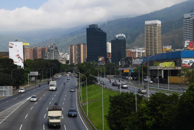 (260107) -- CARACAS, Jan. 7, 2026 (Xinhua) -- Vehicles run at a street in Caracas, Venezuela, Jan.7, 2026. (Photo by Marcos Salgado/Xinhua)